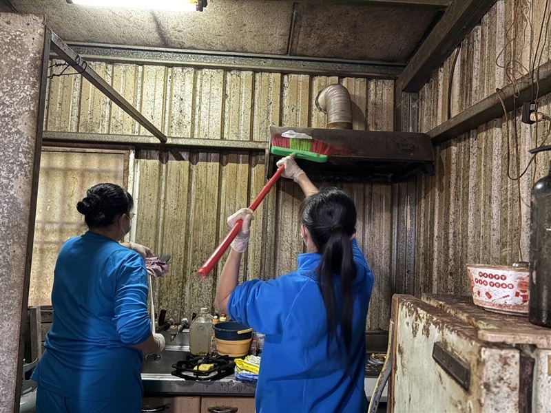 橫山區社會福利服務中心與志工替許爺爺整理住家環境。（圖／翻攝自新竹縣政府網站）