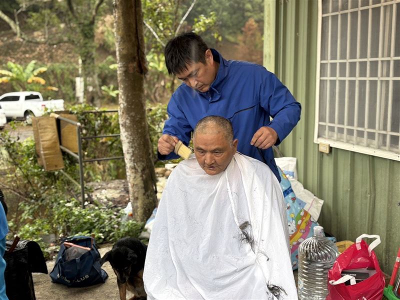 新竹縣獨居尖石山區的許爺爺沒洗過熱水澡。（圖／翻攝自新竹縣政府網站）