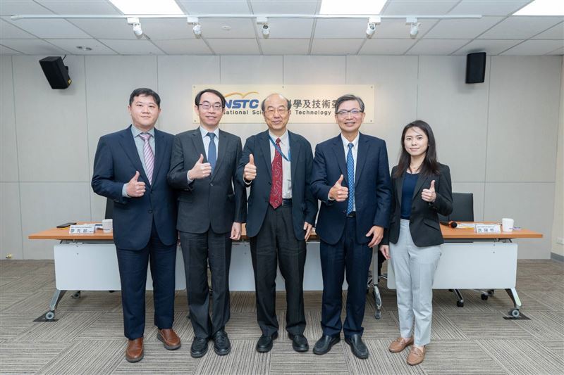 解開「主動脈誘導氣管軟骨再生」之謎。研究團隊（左起）鄒冠全醫師、廖先啟醫師、楊台鴻處長、陳晉興醫師、洪琬婷醫師。（圖／國科會提供）