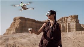 Antigravity A1搭配Vision眼鏡與體感遙控手柄，讓使用者在飛行過程中即時掌握拍攝視角，實現更直覺的空拍操控體驗。