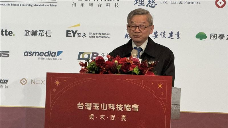 台灣玉山科技協會舉行歲末晚宴，理事長童子賢與國科會主委吳誠文同台聚焦產業關鍵。吳誠文證實台美關稅談判達成15%互惠稅率共識，強調美方高度尊重台灣半導體實力，談判旨在讓台灣更安全。童子賢則指出全球AI已進入獲利正向循環，台灣地位不可或缺，並呼籲將國內充沛的閒置資金從短線炒作轉化為長期產業動能，更看好AI應用將助智慧手機市場「老樹發新芽」。（圖／記者師瑞德攝影）