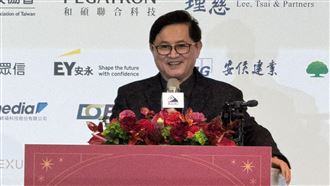 台灣玉山科技協會舉行歲末晚宴，理事長童子賢與國科會主委吳誠文同台聚焦產業關鍵。吳誠文證實台美關稅談判達成15%互惠稅率共識，強調美方高度尊重台灣半導體實力，談判旨在讓台灣更安全。童子賢則指出全球AI已進入獲利正向循環，台灣地位不可或缺，並呼籲將國內充沛的閒置資金從短線炒作轉化為長期產業動能，更看好AI應用將助智慧手機市場「老樹發新芽」。（圖／記者師瑞德攝影）