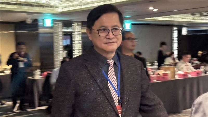 台灣玉山科技協會舉行歲末晚宴，理事長童子賢與國科會主委吳誠文同台聚焦產業關鍵。吳誠文證實台美關稅談判達成15%互惠稅率共識，強調美方高度尊重台灣半導體實力，談判旨在讓台灣更安全。童子賢則指出全球AI已進入獲利正向循環，台灣地位不可或缺，並呼籲將國內充沛的閒置資金從短線炒作轉化為長期產業動能，更看好AI應用將助智慧手機市場「老樹發新芽」。（圖／記者師瑞德攝影）