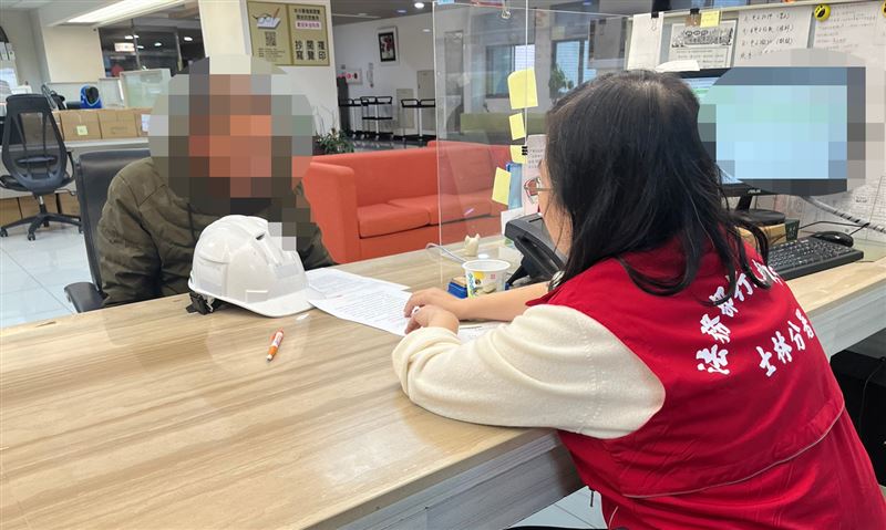 程姓男子到士林分署辦理分期繳款，書記官進一步提供酒癮治療相關資訊，轉介專業戒治服務。（圖／翻攝畫面）