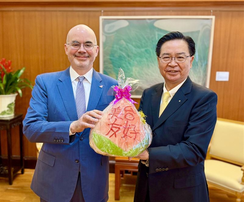 谷立言送上寫有「美台友好」的子母壽桃給吳釗燮（圖／翻攝自X平台 @josephwutw）