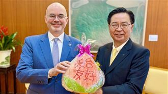 懶理黃國昌　谷立言笑贈吳釗燮特別新年禮