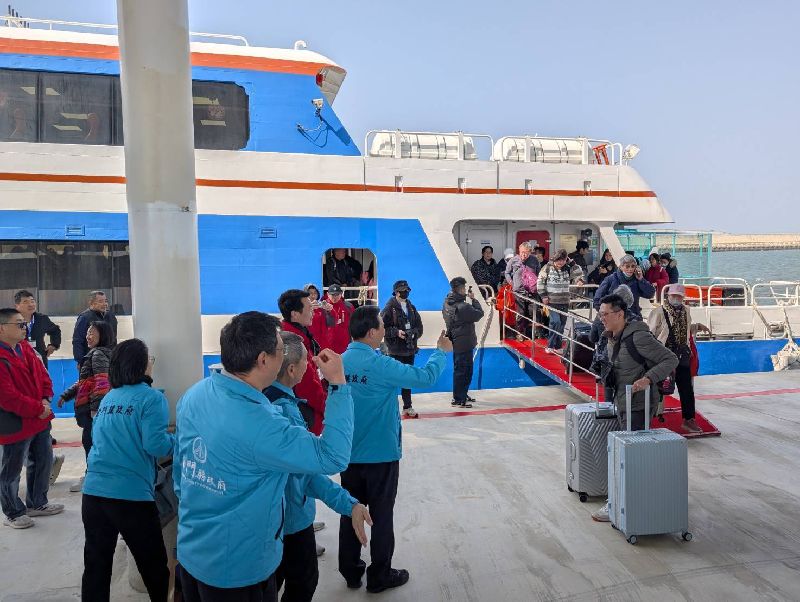 中國文旅部4日表示，中國方面將於近期恢復上海居民赴金馬旅遊；金門縣副縣長李文良也歡迎福建以外居民赴金旅遊，盼中央能支持。圖為金門港旅運中心3日試營運，縣府團隊在碼頭迎接抵金旅客