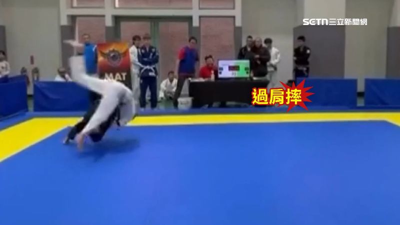 另一場比賽，李姓選手大力壓制對手