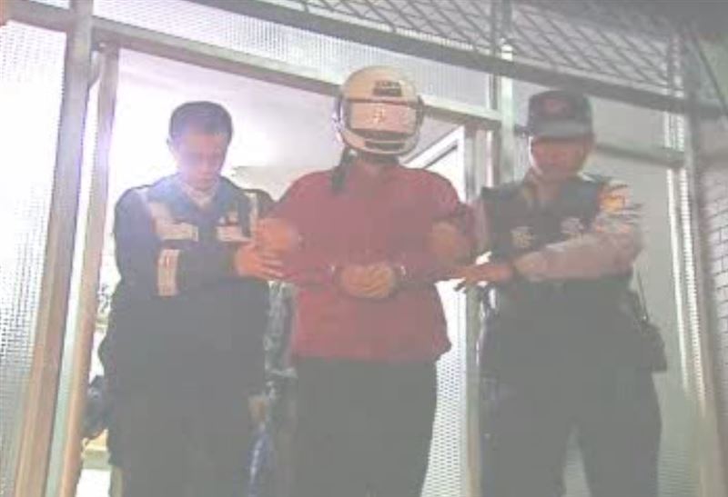 張志輝才逃過白曉燕案死劫，不久後求歡不成將活活將女友掐死，竟然再侵犯遺體。圖為 張志輝到刑事局後被移送畫面。（圖／三立新聞資料照）