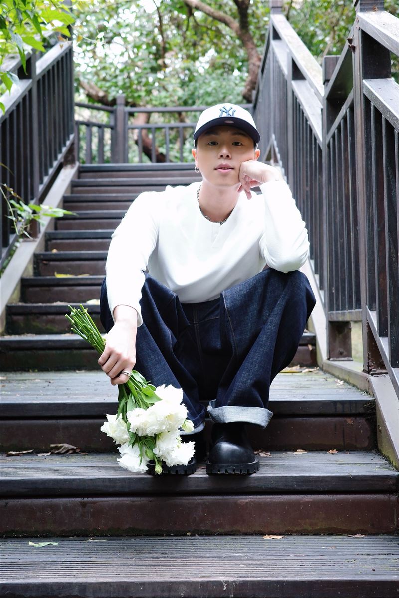 HowZ〈東京巴黎〉封面以桔梗花象徵純潔的愛。（圖／皓室創意Light House提供）