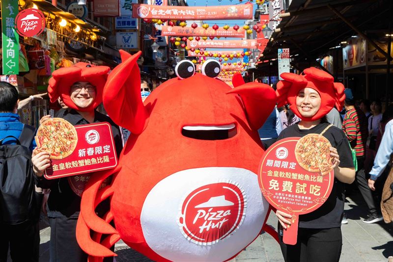 「必勝蟹寶」穿梭年貨大街與民眾互動，讓大家感受可愛螃蟹的魅力。（圖／品牌業者提供）