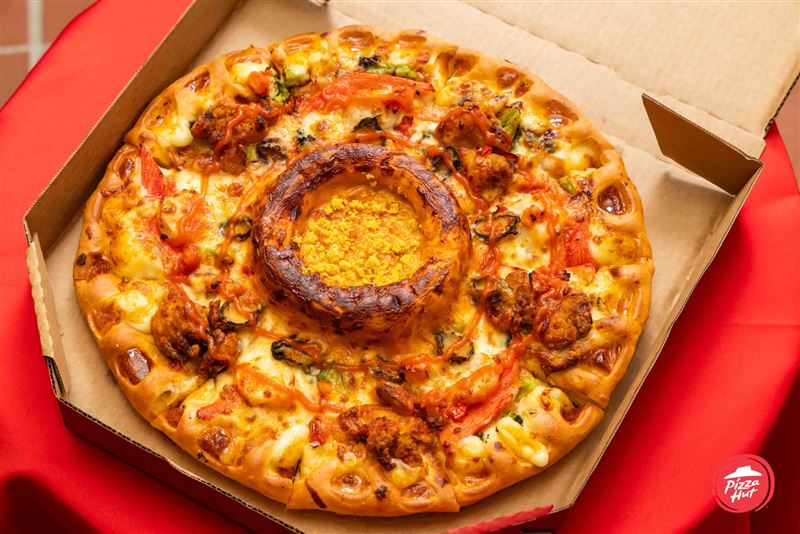 「金皇軟殼蟹鮑魚比薩」可加價升級「金饌烏魚子火山熔岩餅皮」限時優惠219元。（圖／品牌業者提供）