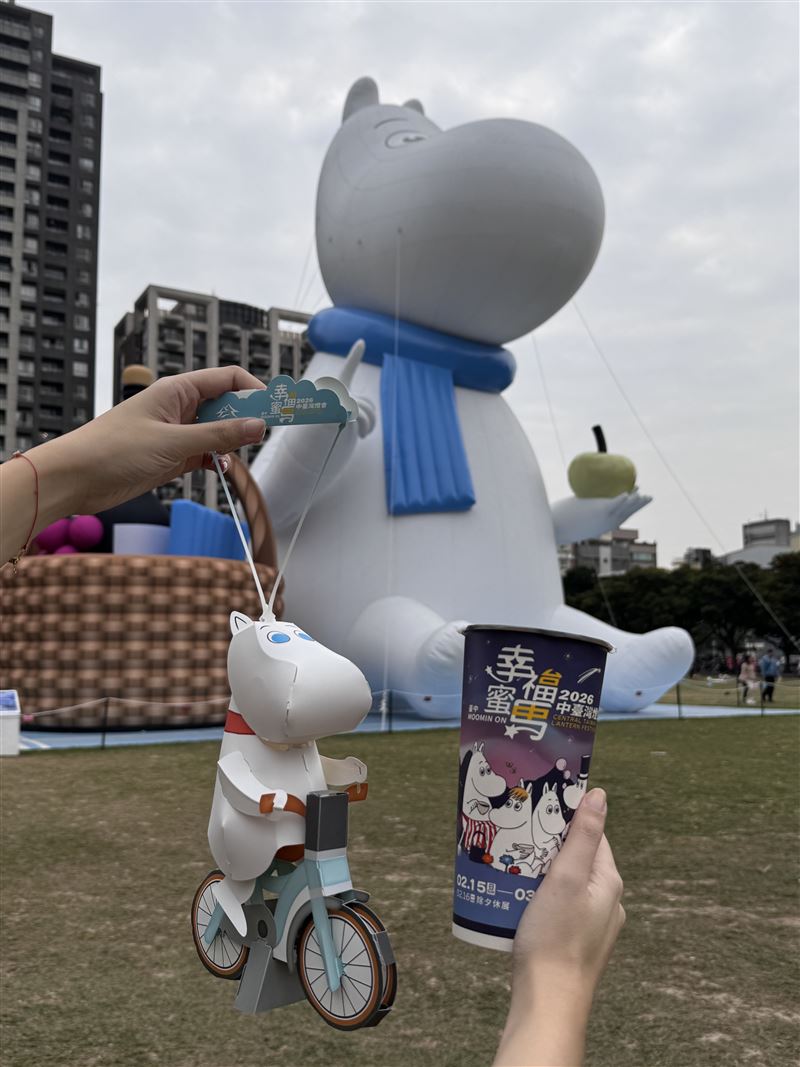 85℃台中門市的大杯飲料杯換上幸福「蜜馬」。（圖／品牌業者提供）