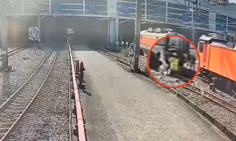 調車工專心前方作業，沒發現後方危險逼近。（圖／民眾提供）