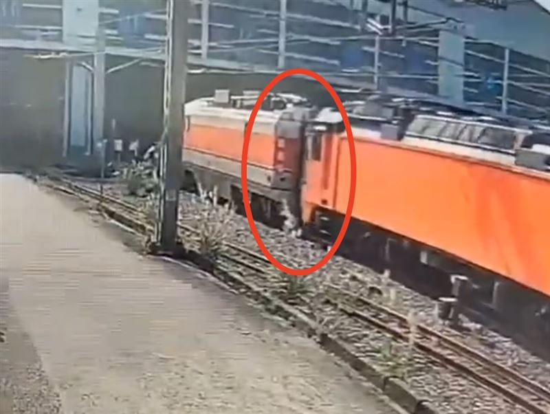 調車工消失在兩列列車中間。（圖／民眾提供）