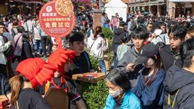 必勝客現場發送200份「金皇軟殼蟹鮑魚比薩」免費試吃。（圖／品牌業者提供）