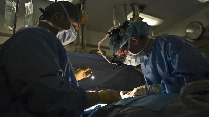 學者明居正步踢爆中國驚人的「活體器官拆解」產業鏈。（示意圖／PIXABAY）