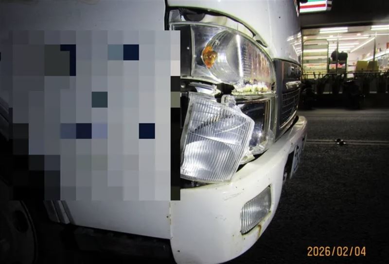 小貨車撞擊正在過馬路的女子。（圖／翻攝畫面）