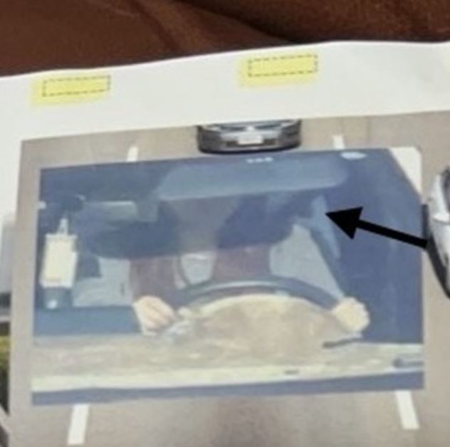 有網友被拍到未繫安全帶不滿。（圖／翻攝自爆料公社）