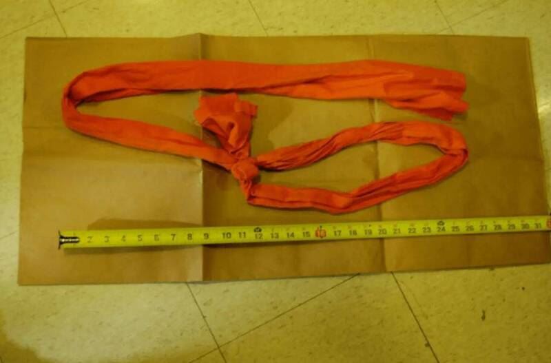 疑似艾普斯坦用來自縊的工具。（圖／翻攝自「美國司法部」網站）