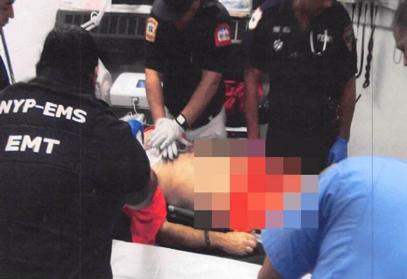 救護人員極力搶救艾普斯坦。（圖／翻攝自「美國司法部」網站）