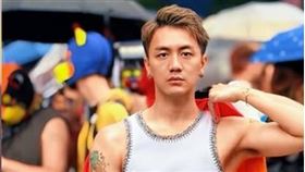 YouTuber泰辣近日搭乘台灣高鐵時，因怒罵一名中年男乘客而遭網友炎上。（圖／翻攝自IG）