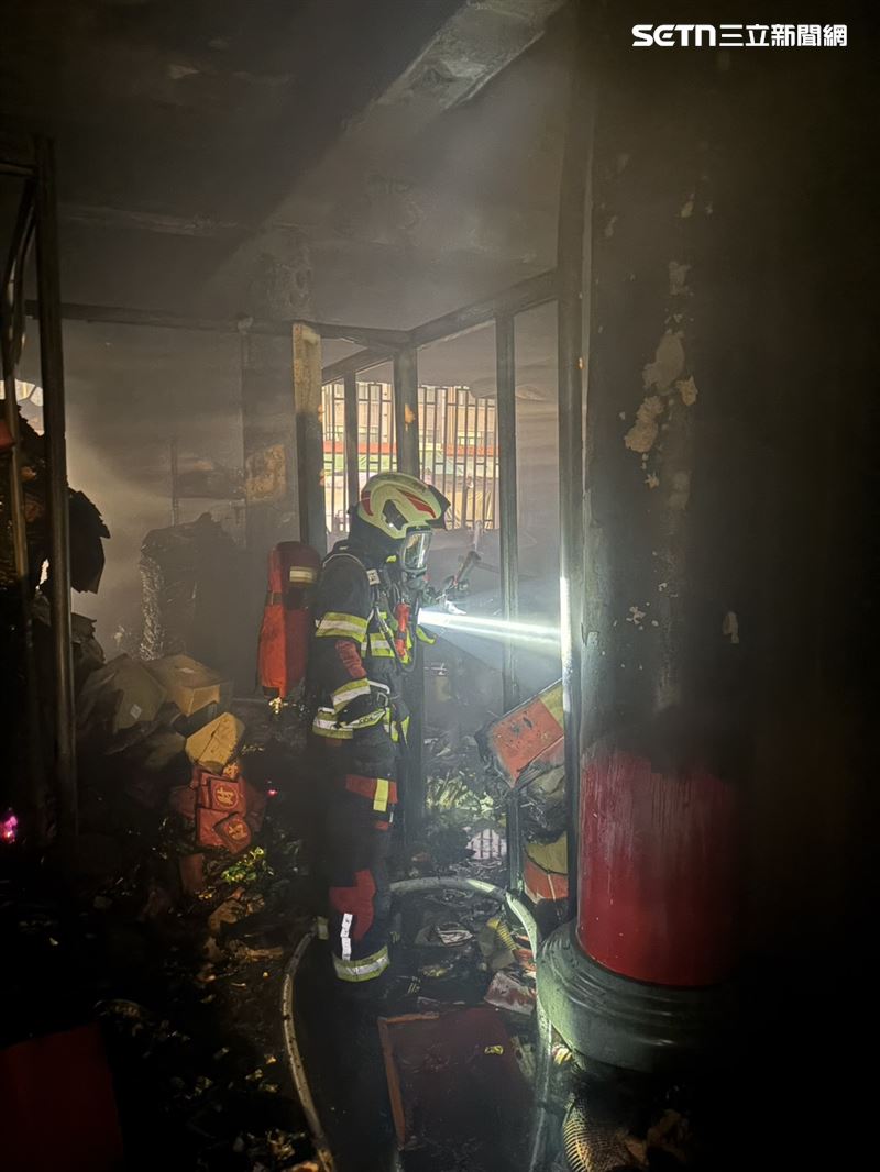 起火點為廟宇1樓右後方堆放金紙雜物區起火燃燒，燃燒面積約10平方公尺。（圖／翻攝畫面）