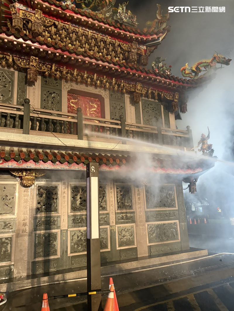 消防隊員到場時，北港武德宮1、2樓被大量濃煙籠罩。（圖／翻攝畫面）
