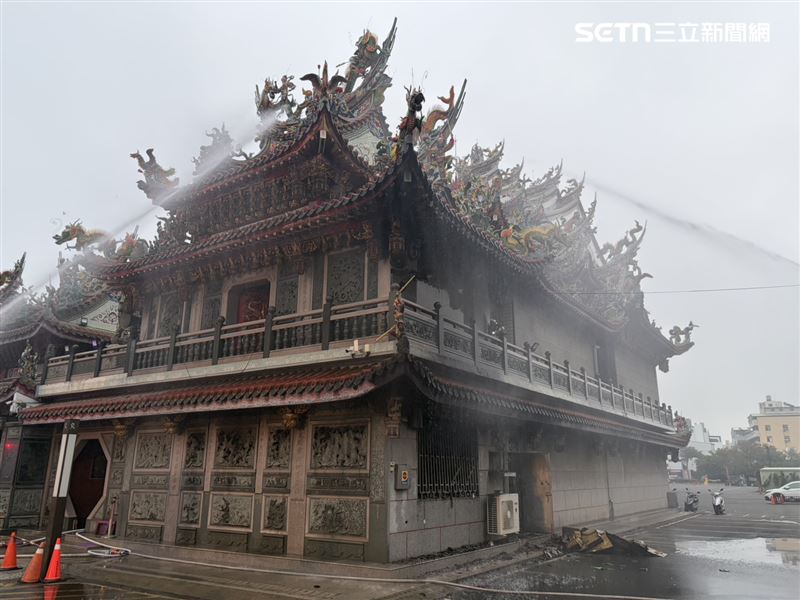 消防隊員到場時，北港武德宮1、2樓被大量濃煙籠罩。（圖／翻攝畫面）