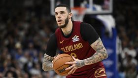 騎士把「球哥」鮑爾（Lonzo Ball）送往爵士。（圖／美聯社／達志影像）