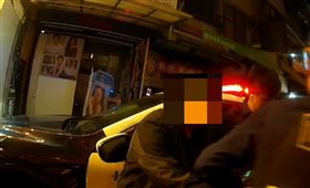 台中,逢甲夜市,暴走,魔術,鬧烏龍,壓制（圖／翻攝畫面）