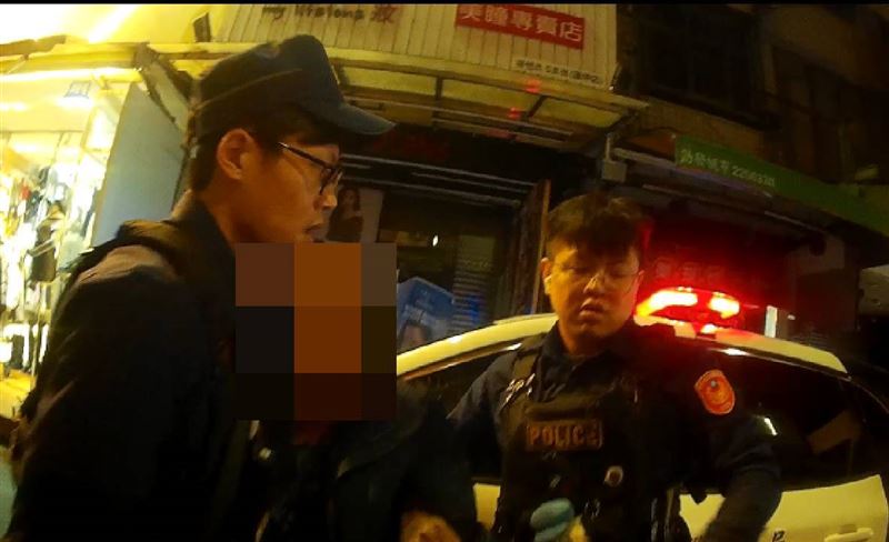 楊男情緒失控大鬧逢甲夜市，遭員警壓制帶回並移送偵辦。（圖／翻攝畫面）