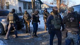 ICE在明州持續的掃蕩行動，掀起當地政府與民眾不滿。（圖／美聯社／達志影像）