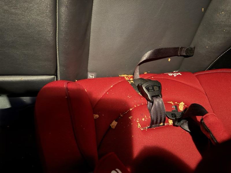 有Uber司機日前載到恐龍家庭，儘管車上貼了「禁止飲食」標語，仍餵小朋友吃東西，結果吃完也不清理，座椅全都是碎屑。（圖／爆料公社）