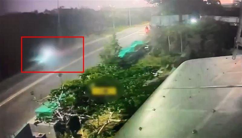 王女騎車自摔瞬間。（圖／翻攝畫面）