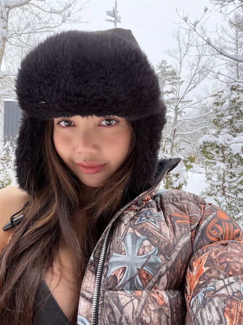 BLACKPINK成員Lisa在雪地拍比基尼照，辣度破表。（圖／翻攝自IG @lalalalisa_m）