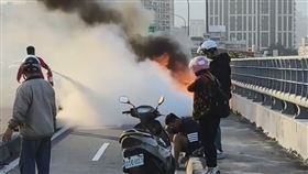 火燒車現場情形。（圖／翻攝畫面）