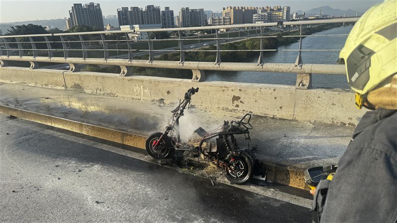 消防隊獲報到場搶救。（圖／翻攝畫面）