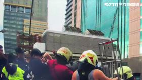 抗議常客陳國榮再次於天成飯店前陸橋作勢跳下去被警消抓住。（圖／翻攝畫面）