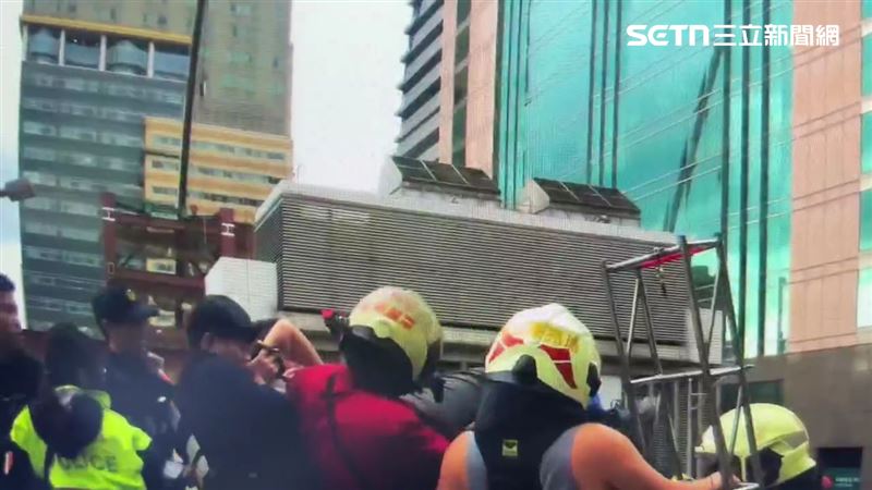 抗議常客陳國榮再次於天成飯店前陸橋作勢跳下去被警消抓住。（圖／翻攝畫面）