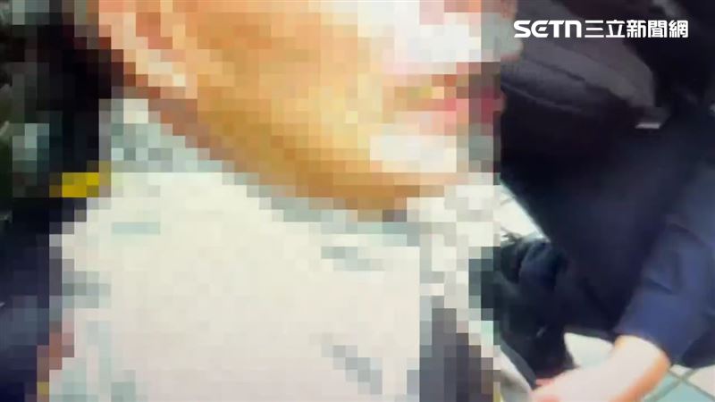 抗議常客陳國榮再次於天成飯店前陸橋作勢跳下去被警消抓住。（圖／翻攝畫面）