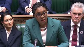 英國首相施凱爾上月底結束爭議滿滿的訪中行程，回國後馬上在國會受到保守黨領袖巴登諾克洗臉。（圖／翻攝畫面）