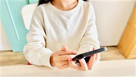 女童,女孩,玩手機,手遊（示意圖／取自photoAC）