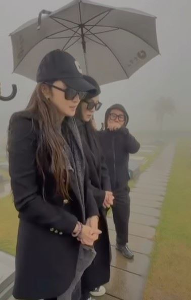 吳佩慈（左）低調出現在大S紀念現場。（圖／翻攝自范瑋琪IG）