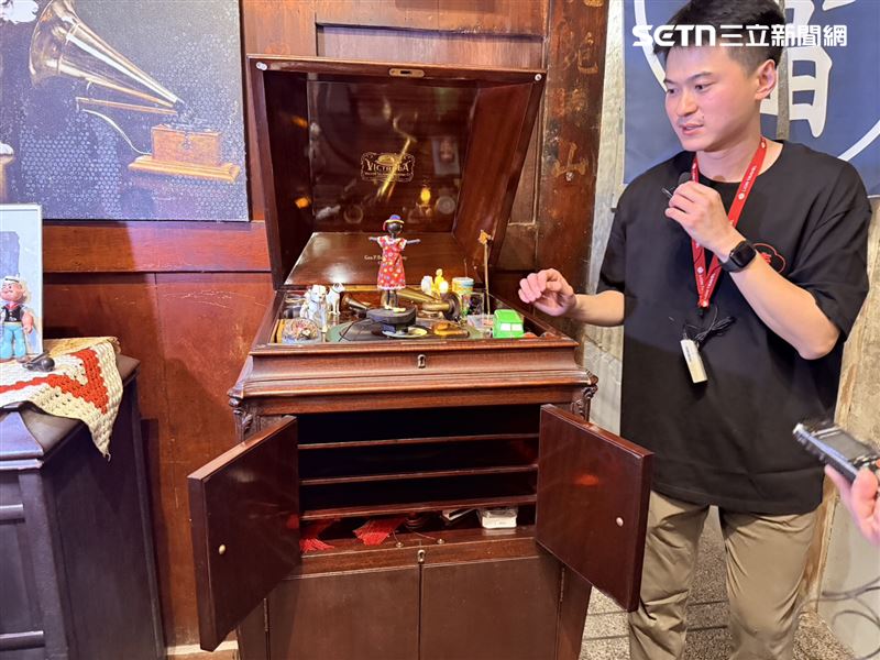 百年老屋「雪香亭」還保留古早播放黑膠音樂器，只要開始播放，上頭的玩偶就會開始跳舞。（圖／記者李育道攝影）