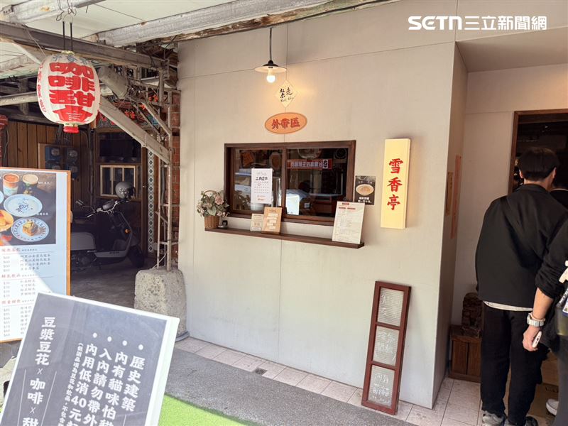 百年老屋「雪香亭」目前由二代接手，也是此次導覽老師其中之一。（圖／記者李育道攝影）