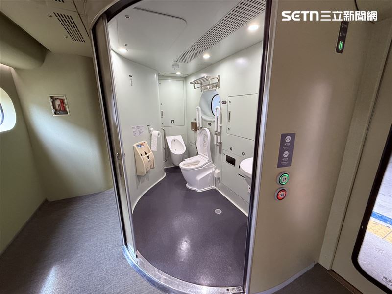 山嵐號總共有兩間廁所，空間寬敞。（圖／記者李育道攝影）