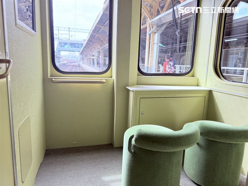 車廂內設兩人席次，絨布沙發搭配柔和的燈光，營造慢活氛圍，沿途欣賞嘉南平原風光。（圖／記者李育道攝影）