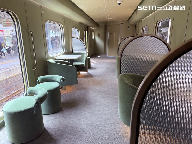 車廂內共設有四人座席為與兩人座，能夠在車廂間以不同視角觀賞沿路美景。（圖／記者李育道攝影）