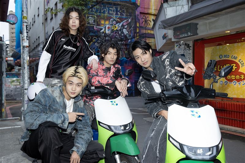 「PALLAS 帕拉斯」化身外送員親送專輯。（圖／迷音樂提供）